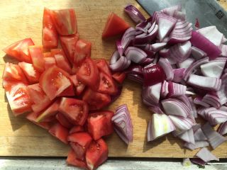 5、家常必备|土豆炖牛肉,番茄和洋葱切块