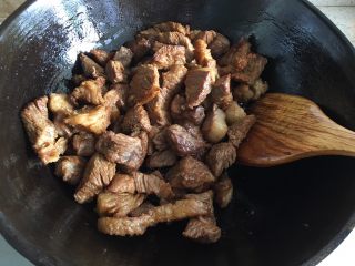 6、家常必备|土豆炖牛肉,锅内倒入适量食用油,油热后倒入牛肉翻炒,加入老抽、生抽继续翻炒均匀