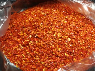 1、厨房神器之___飘香红油,干辣椒碎与油的用量1:5左右比较合适因为主要吃辣油可以根据自己喜好增减比例。