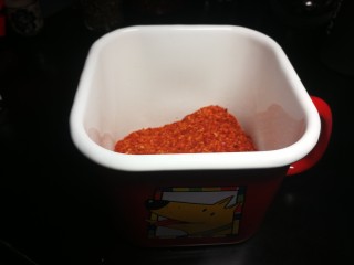 2、厨房神器之___飘香红油,放入耐热的容器中