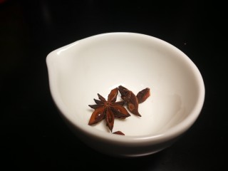 4、厨房神器之___飘香红油,八角两个