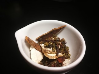 8、厨房神器之___飘香红油,汇总还有两片香叶