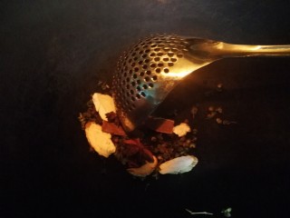 9、厨房神器之___飘香红油,锅烧热将佐料放入慢炒出香味