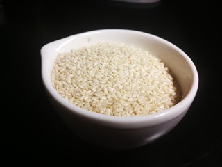 12、厨房神器之___飘香红油,准备芝麻喜欢多放点。芝麻两种一种是带皮的一种是去皮的。去皮的不容易黑。