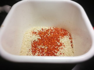 13、厨房神器之___飘香红油,芝麻倒进辣椒