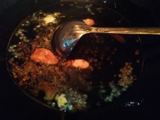 15、厨房神器之___飘香红油,持续搅拌出香味，白芷发黄变褐时关火。换到没加热的灶口一边。