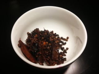 16、厨房神器之___飘香红油,漏勺过滤出材料