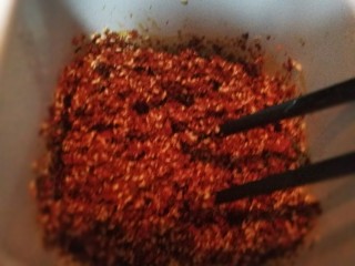 18、厨房神器之___飘香红油,一手拿勺子一手拿筷子边倒边搅拌，沿着四周倒。