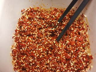 19、厨房神器之___飘香红油,再倒，继续搅拌。不要固定的浇在一个地方。