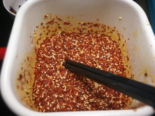 20、厨房神器之___飘香红油,过一会儿再浇第三勺如此反复，停顿的时间差可以防止油温过高辣椒被炸焦变色。