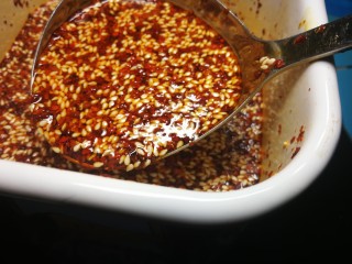 21、厨房神器之___飘香红油,慢慢的红油会渗出。