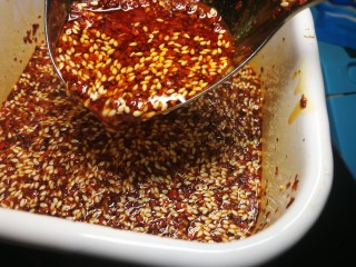 22、厨房神器之___飘香红油,油量实际上是接近上沿的，后面没有拍。记得油和辣椒比例在5:1左右的合适度，觉得太干就再烧些油重复上述做法直到满意的程度。不盖盖子自然放凉透。