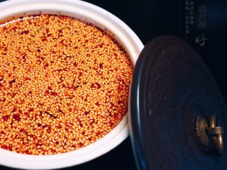 24、厨房神器之___飘香红油,或者密封性好的罐子里随用随取。每次使用的勺子要干净并且干燥。建议多放些芝麻，香且后面用起来也漂亮。