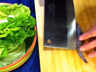 4、三鲜锅,虾去须去虾线再清洗干净