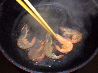7、三鲜锅,虾煎至一下