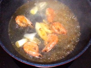 9、三鲜锅,半砂锅热水到入 放入盐调味