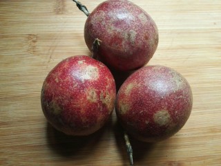 1、百香果味小汤圆,准备百香果3个。