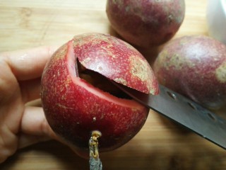 2、百香果味小汤圆,用小刀把百香果划开。