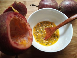 3、百香果味小汤圆,用勺子挖出里面的果肉。