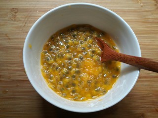 4、百香果味小汤圆,全部挖完。