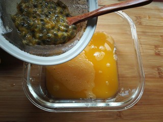5、百香果味小汤圆,把挖出的果肉过滤出汁（约50g左右汁）。
