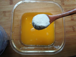 6、百香果味小汤圆,加入一勺白糖（我把白糖打成了粉的，也可以不打成粉，但是粉比较融化的块，喜欢更甜些可以增加糖的量）。