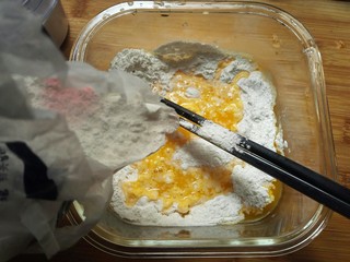 7、百香果味小汤圆,一边倒入糯米粉一边用筷子搅拌。