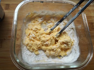 8、百香果味小汤圆,搅拌至糯米粉如图抱团（加入糯米粉大约50g）。