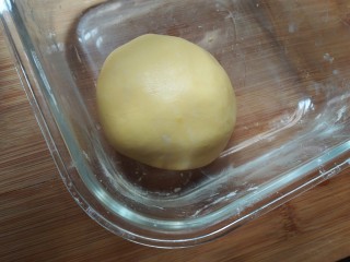 9、百香果味小汤圆,用手揉成面团。