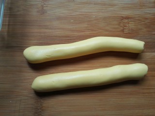 10、百香果味小汤圆,取适量面团撮成长条状。