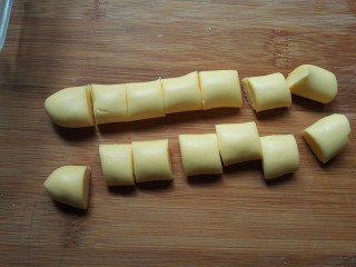 11、百香果味小汤圆,切成适量大小的段。