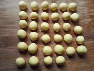 12、百香果味小汤圆,用手把小段撮圆。