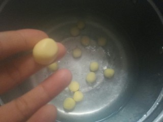 13、百香果味小汤圆,锅加入适量清水烧开，下小汤圆。