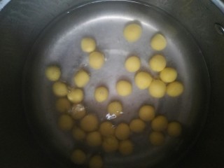 14、百香果味小汤圆,大火煮开转中小火。