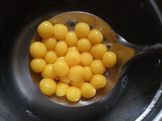 16、百香果味小汤圆,捞出。