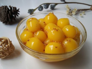 17、百香果味小汤圆,装入碗中，把蜂蜜和桂花搅拌均匀，浇在小汤圆上（最好是用糖桂花）。
