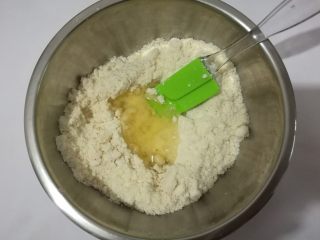 2、春色马卡龙,杏仁粉和糖粉混合（我买的无需过筛的杏仁粉），TPT挖坑加入蛋清33克，盖住。