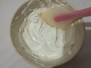 5、春色马卡龙,煮好的糖水呈流线状加入蛋白霜中，打蛋器高速打发，至出现纹路。