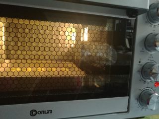 10、春色马卡龙,烤箱预热上下火160度入烤箱烘烤15分钟即可。