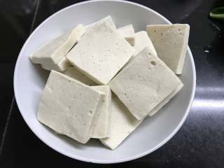 1、寿喜锅,把千叶豆腐切片。