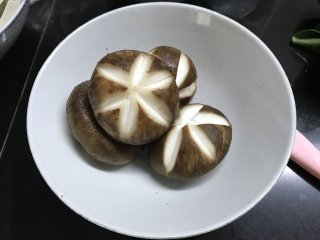 2、寿喜锅,鲜香茹洗净后表面切花刀。