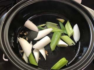 9、寿喜锅,大葱煎出香味。