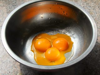 1、抹茶漩涡蛋糕,1．	蛋白蛋黄分离。