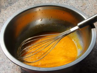 2、抹茶漩涡蛋糕,2．	蛋黄加入10克白砂糖，搅拌至白砂糖融化。