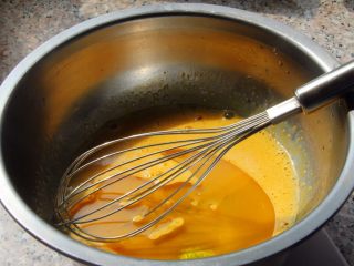 3、抹茶漩涡蛋糕,3．	倒入玉米油，用蛋轴打至蛋黄乳化。