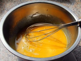 4、抹茶漩涡蛋糕,4．	加水或者牛奶，搅拌均匀。