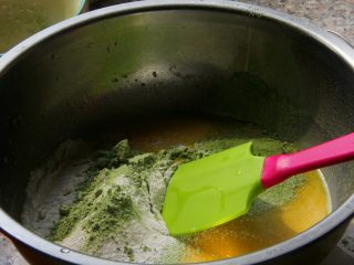 5、抹茶漩涡蛋糕,5．	低粉混合抹茶粉过筛，筛入蛋黄液中。