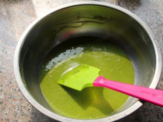 6、抹茶漩涡蛋糕,6．	用橡皮刮刀翻拌几下，用打蛋器低档打十几秒至无干粉无颗粒。