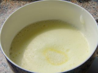 7、抹茶漩涡蛋糕,7．	蛋白用打蛋器打至粗性发泡，分次加入30克白砂糖。