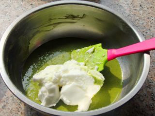 9、抹茶漩涡蛋糕,9．	取出三分之一蛋白，混合面糊。